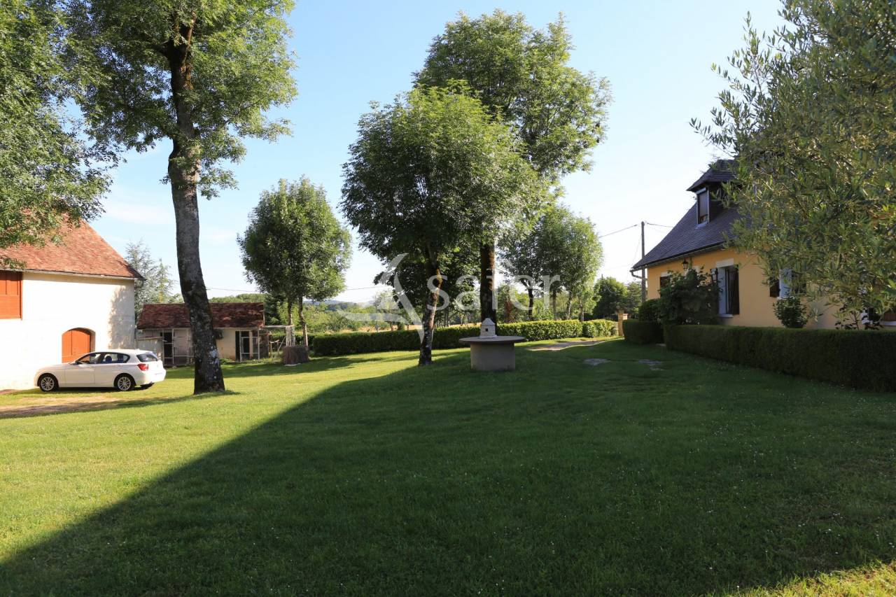 Propri&eacute;t&eacute; quercynoise sur 5 ha proche Cahors et A20