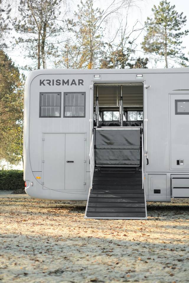 Camion poids lourds Krismar 4 chevaux plus homecar
