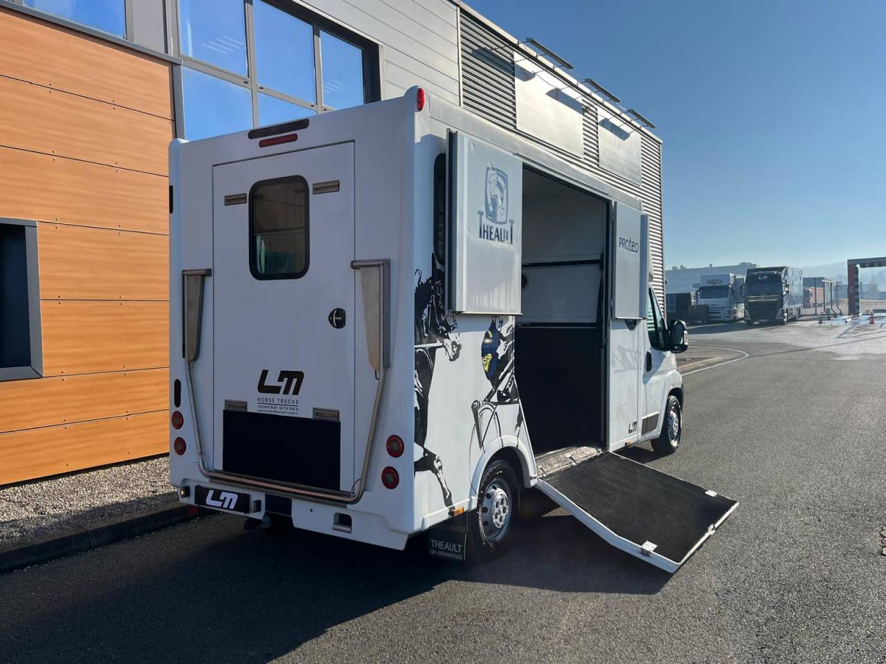 VL PEUGEOT BOXER THEAULT PROTEO 5 PLACES / VENDU