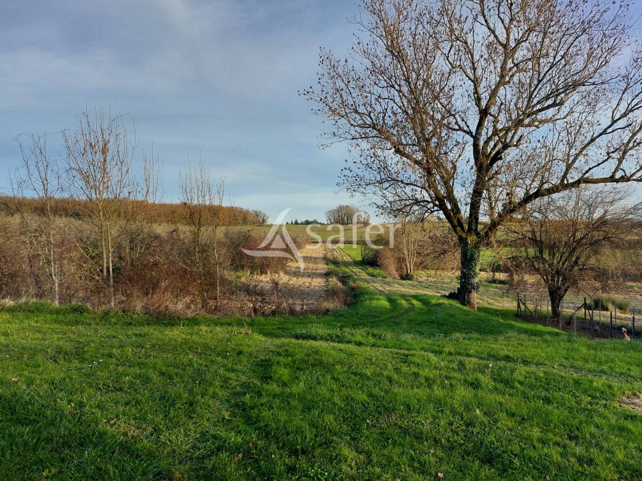 Propriété agricole avec 2 maisons et étang