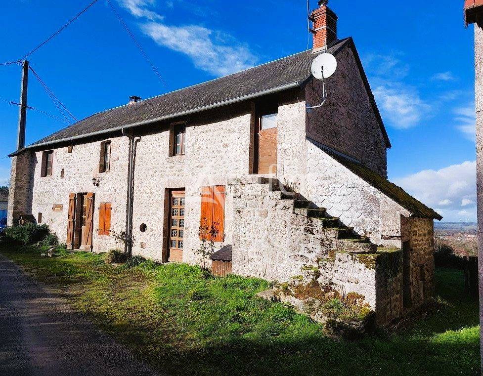 Ensemble b&acirc;tis avec environ 6ha80