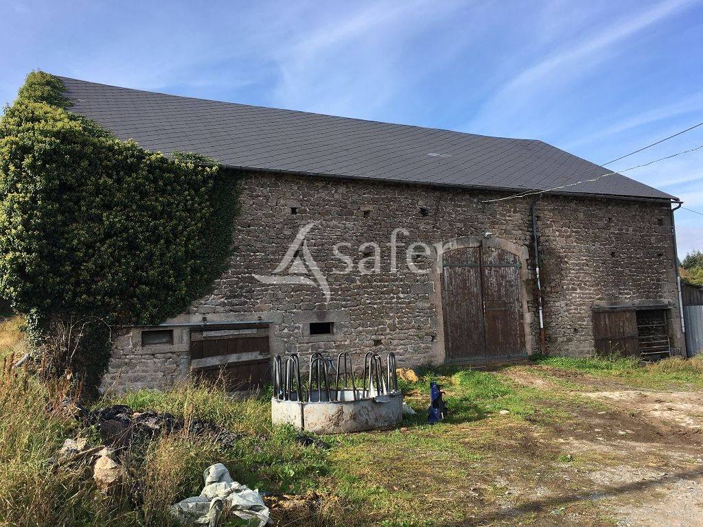 Ensemble b&acirc;tis avec environ 6ha80