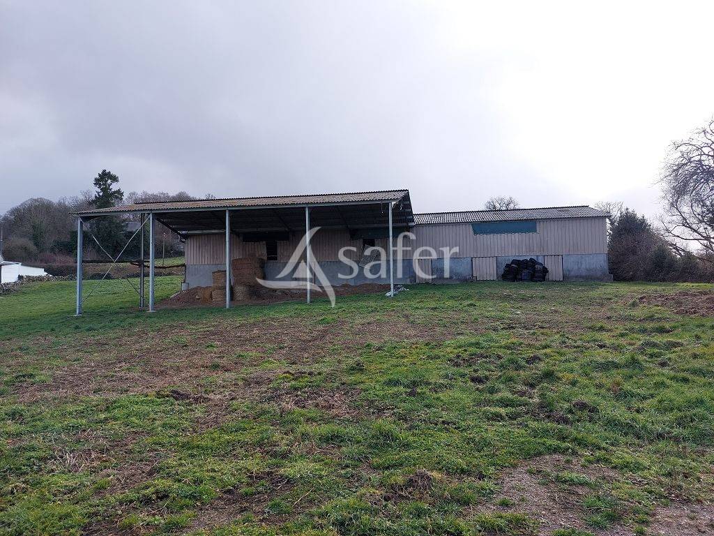 Ensemble b&acirc;tis avec environ 6ha80