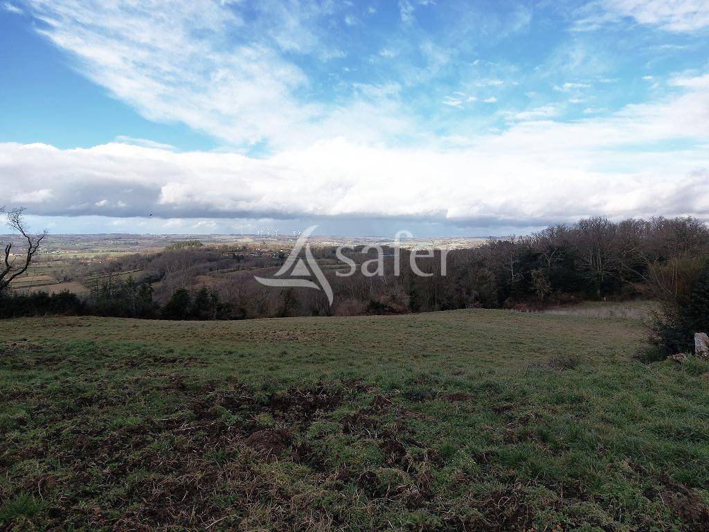 Ensemble b&acirc;tis avec environ 6ha80