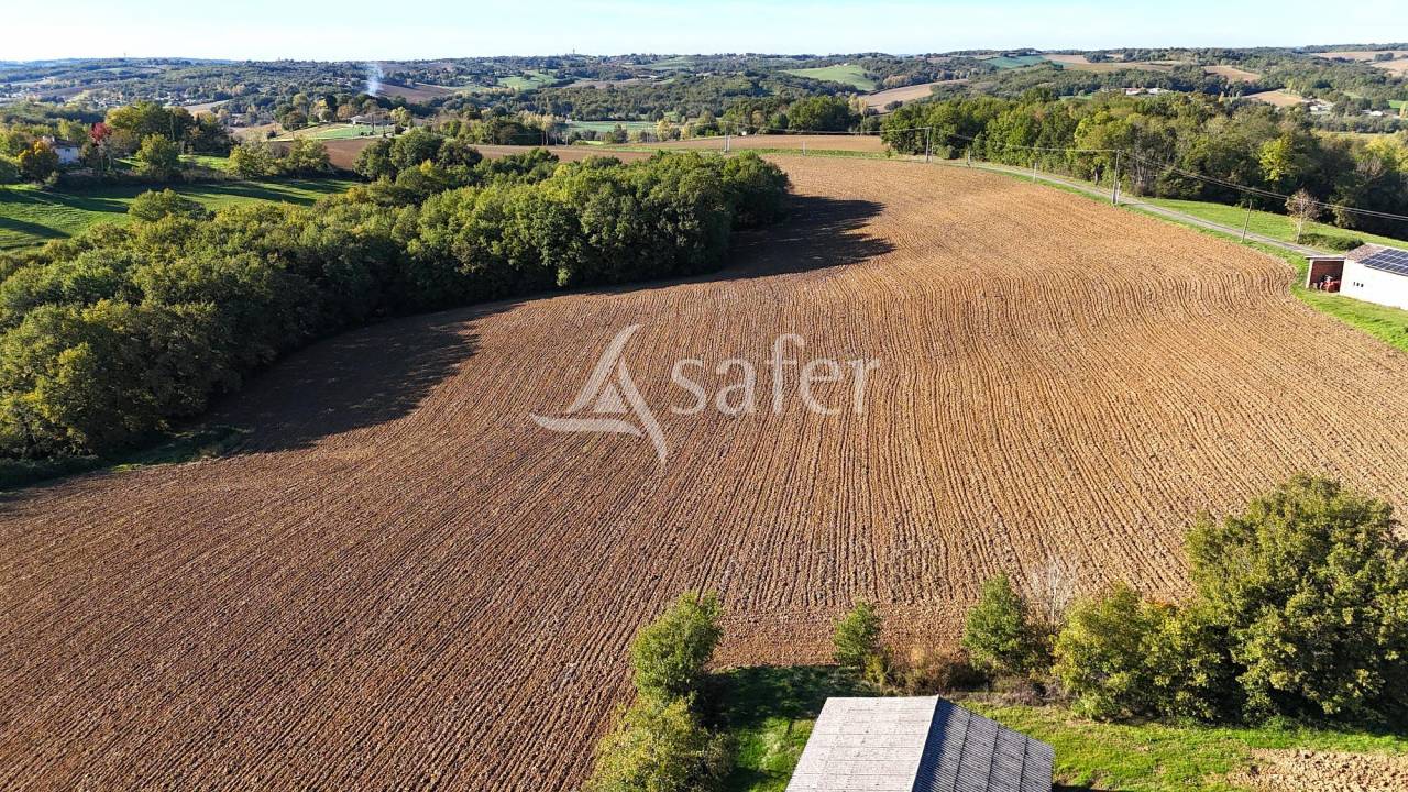 Exploitation Polyculture-Elevage avec grande maison et d&eacute;pendan