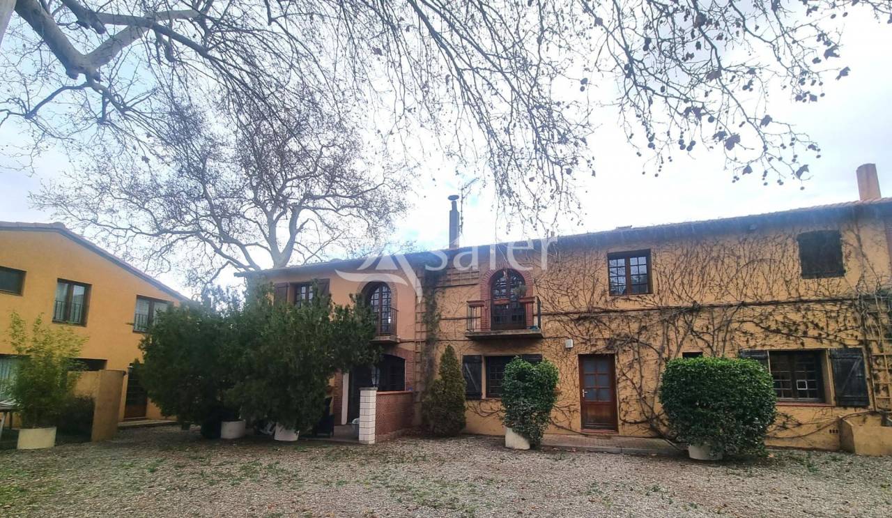 Mas compos&eacute; de plusieurs logements ind&eacute;pendants et 4 hectares