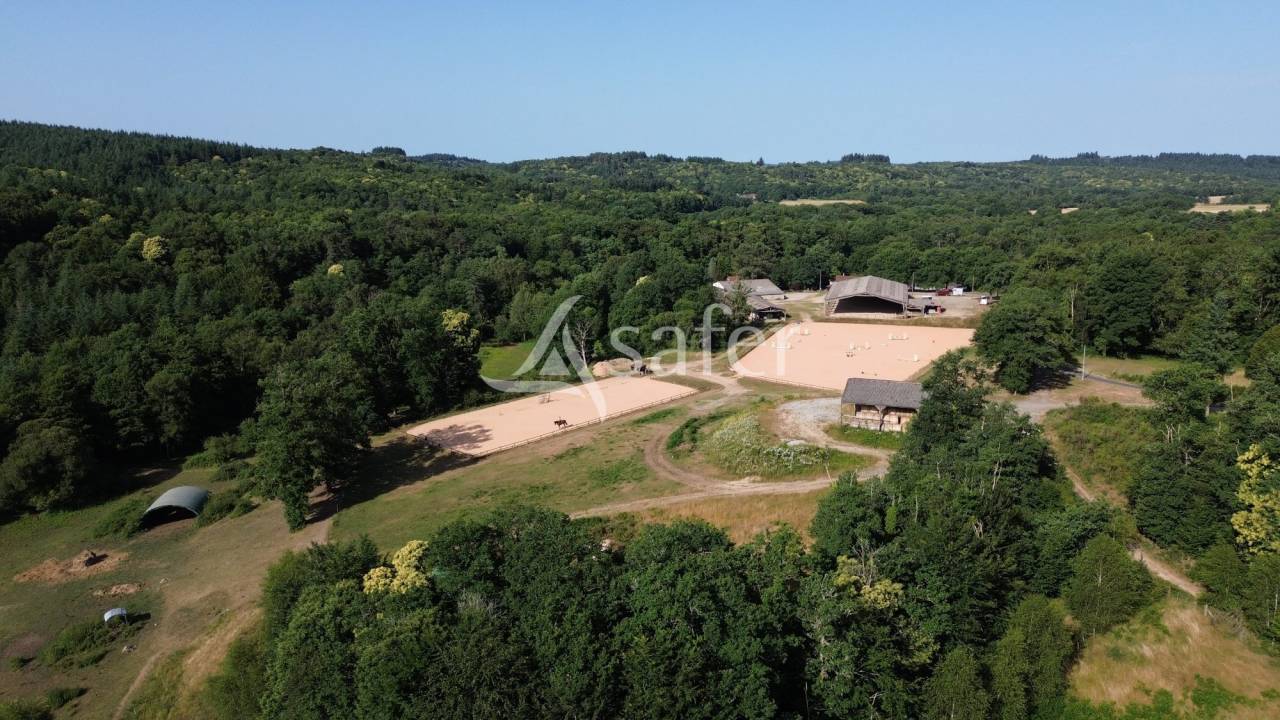 Au nord de Limoges, structure équestre avec gîtes de groupes