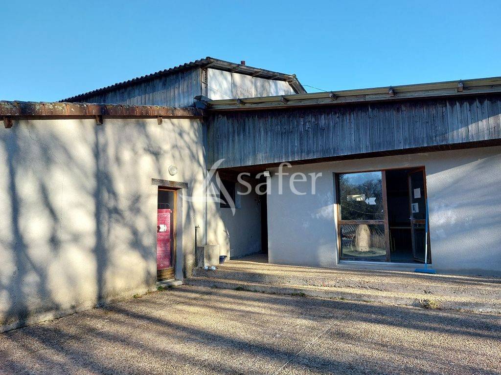 Au nord de Limoges, structure équestre avec gîtes de groupes