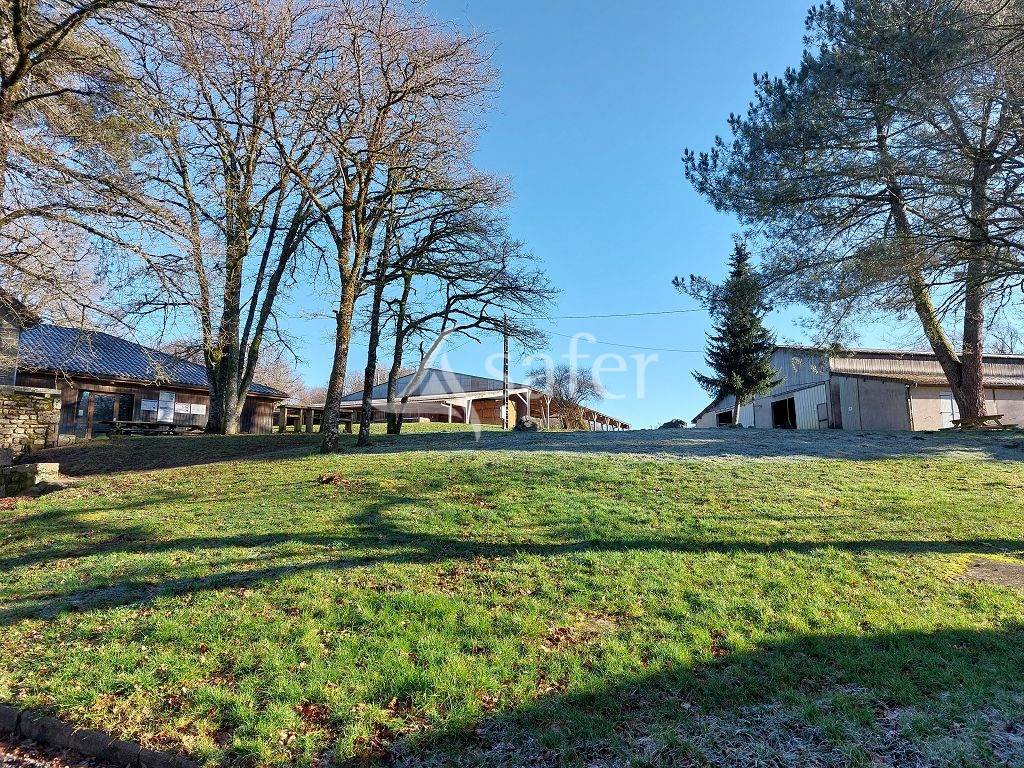 Au nord de Limoges, structure équestre avec gîtes de groupes