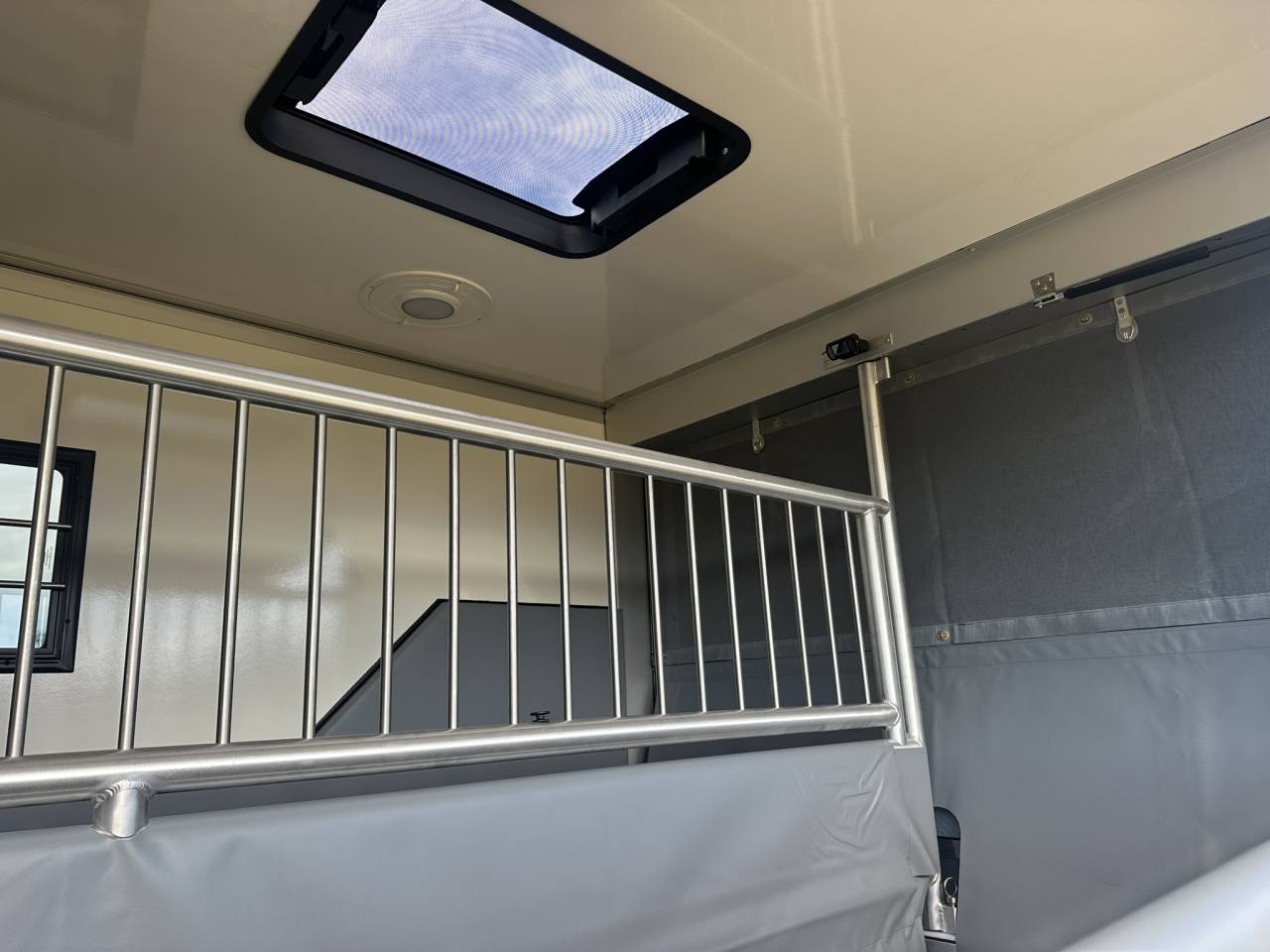 IVECO DAILY 35-210 HI-MATIC MSG STALLION LIGHT