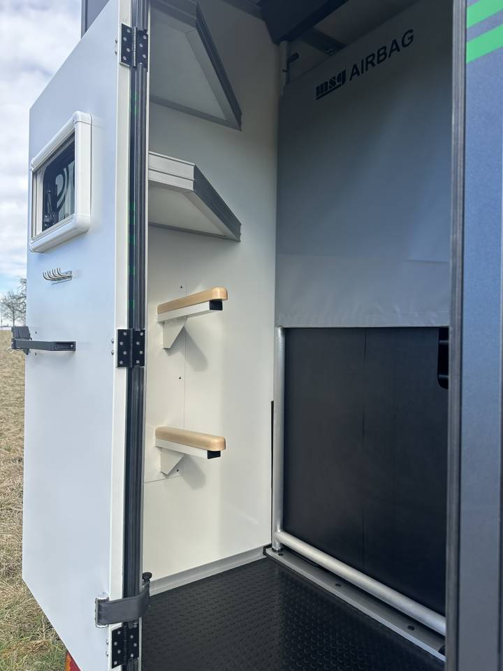 IVECO DAILY 35-210 HI-MATIC MSG STALLION LIGHT