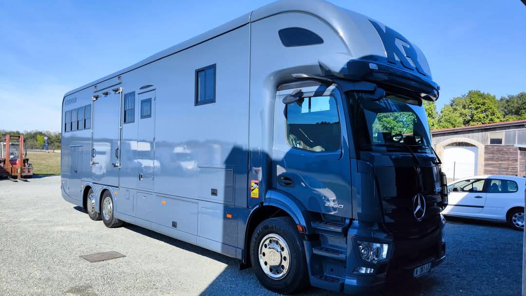 Camion poids lourd 9 chevaux Krismar avec appartement 