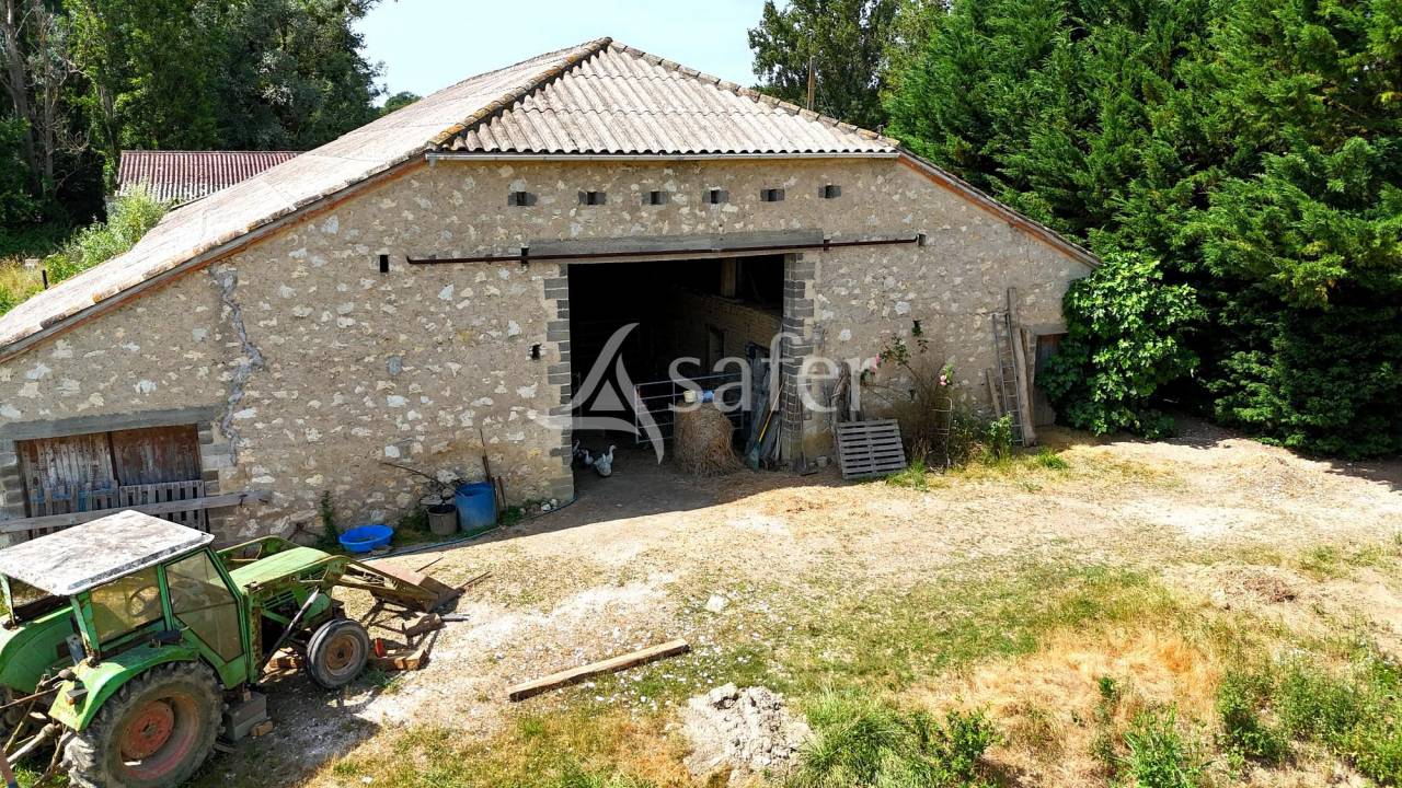 Petite exploitation à vocation Polyculture-Elevage avec local t