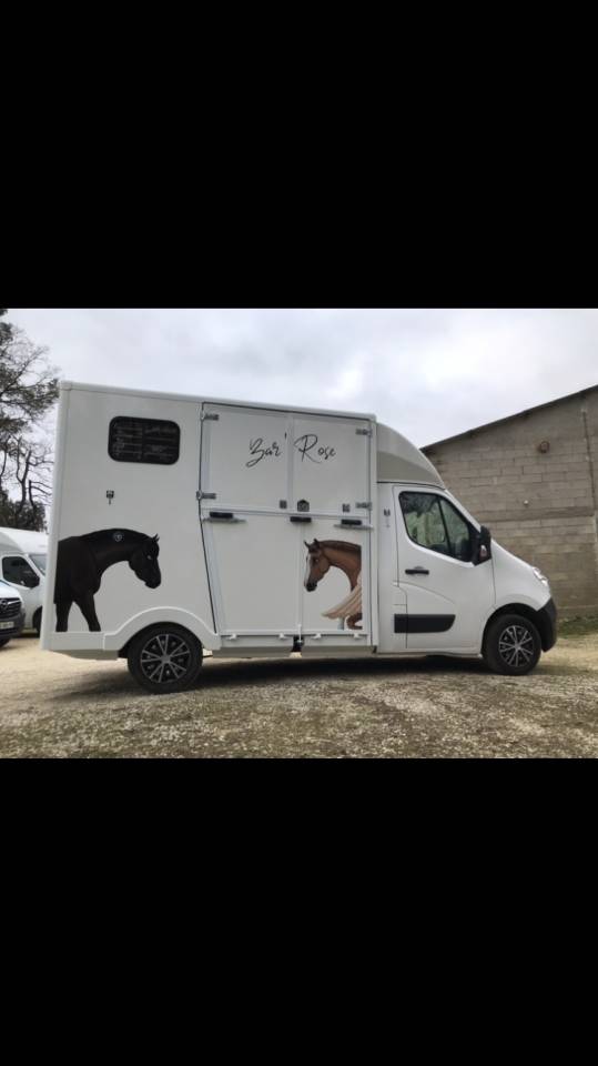 Transformation véhicule carrosserie transport chevaux