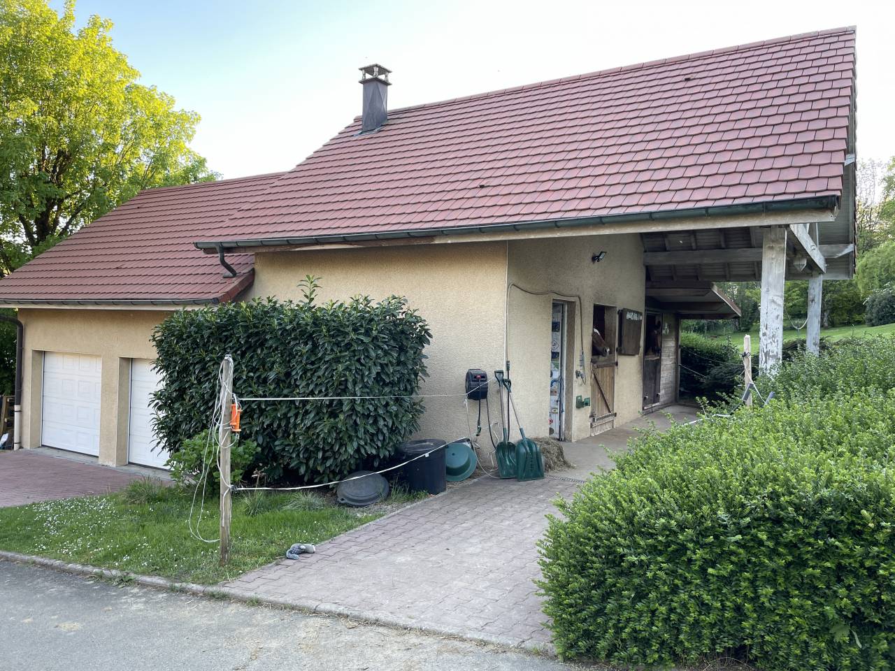 À vendre – Propriété familiale avec structure équestre