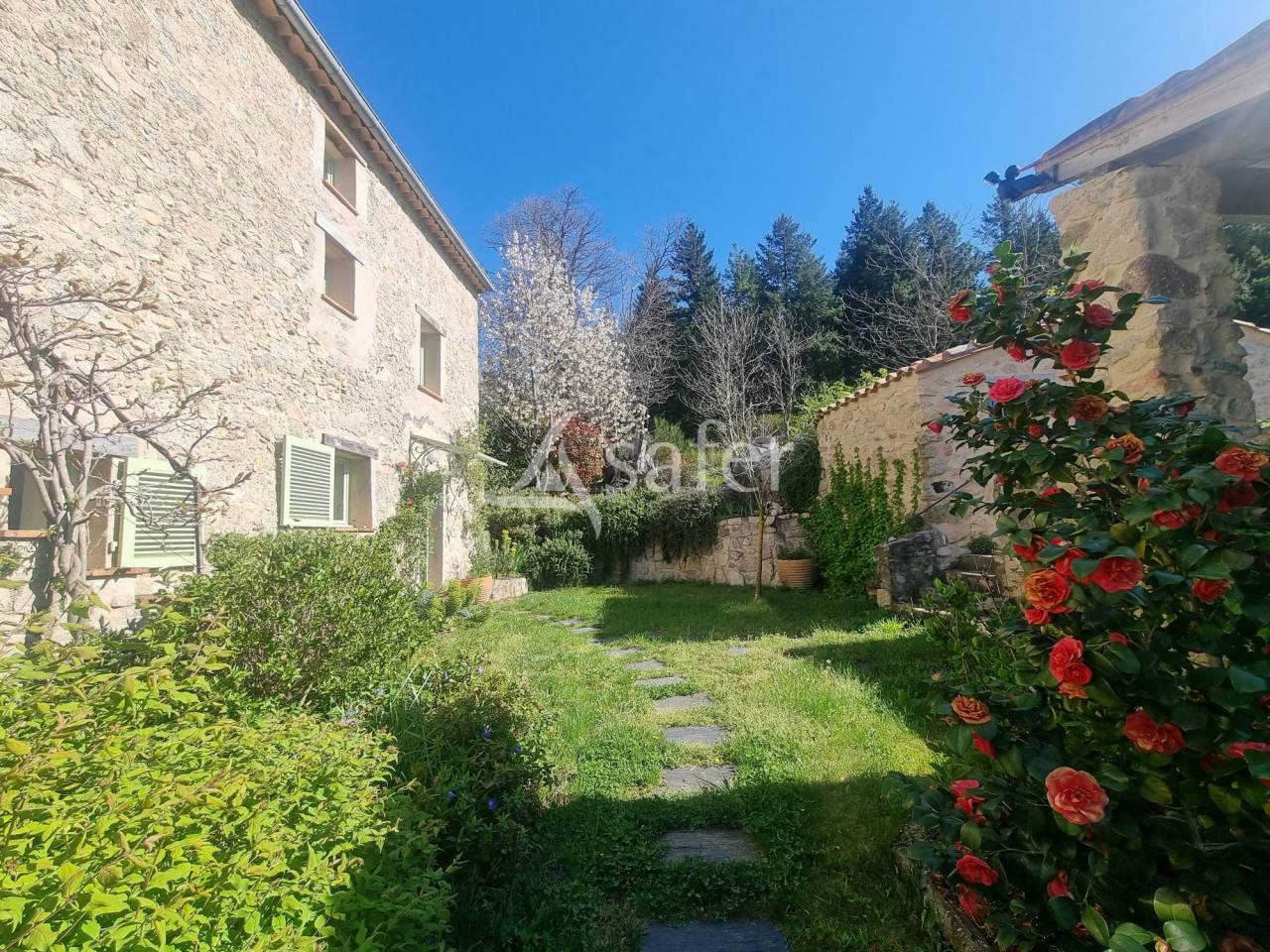Mas en pierre tout confort au coeur de la nature dans les Pyr&eacute;n
