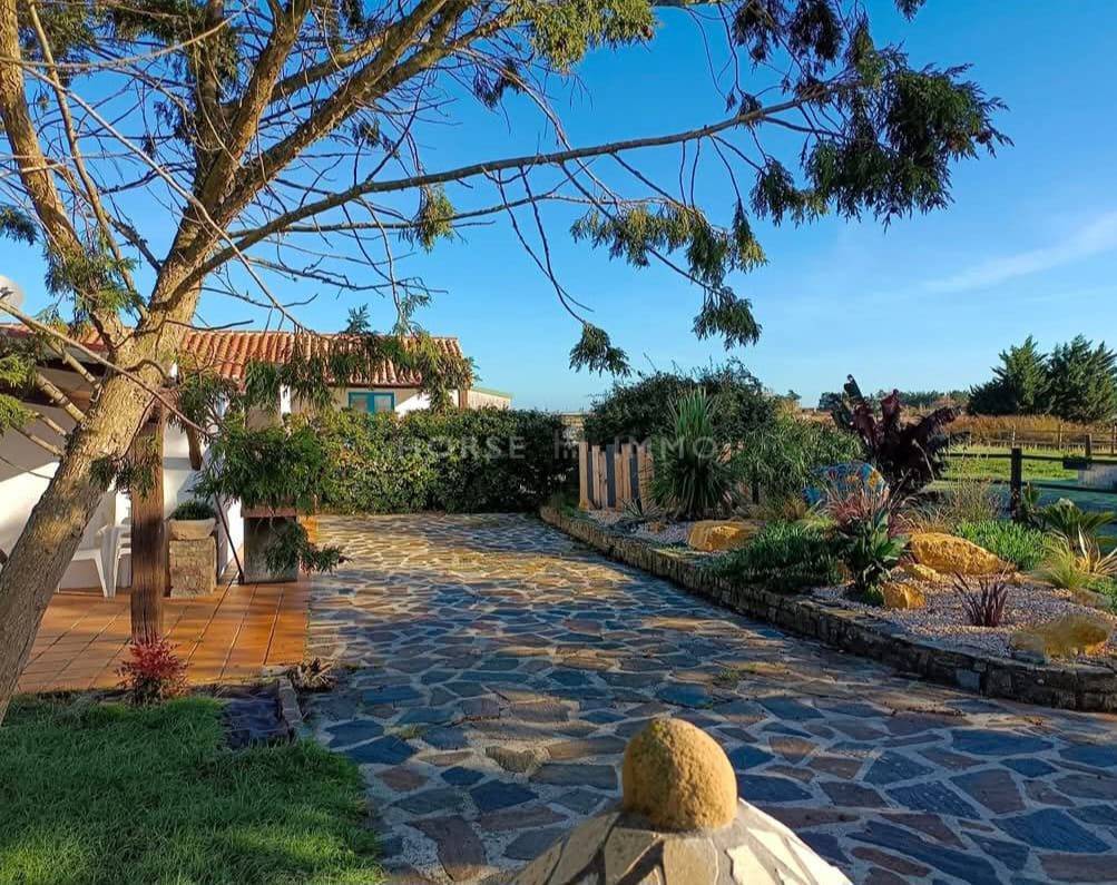 Domaine Équestre avec Gîtes et Salle de Réception - À Deux