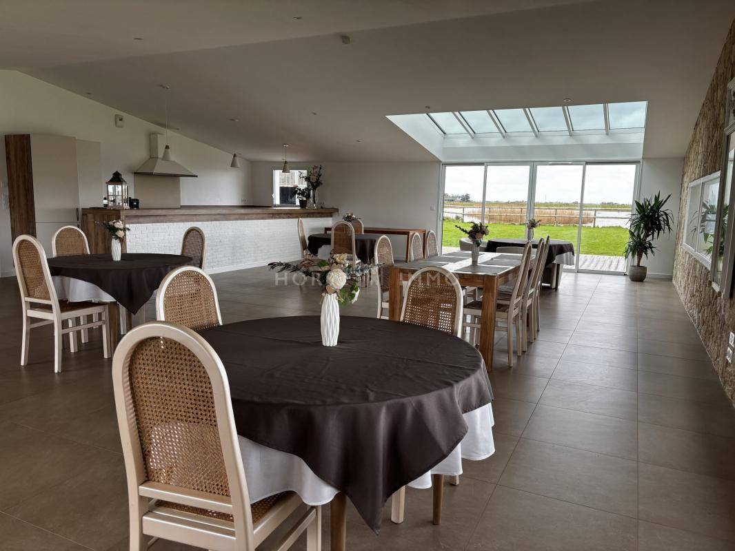 Domaine Équestre avec Gîtes et Salle de Réception - À Deux