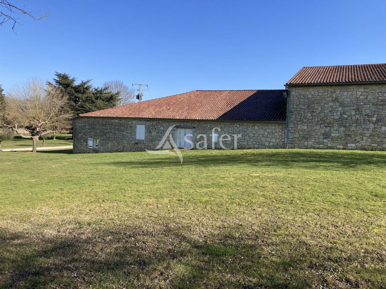 Très jolie propriété en pierre touristique et agricole