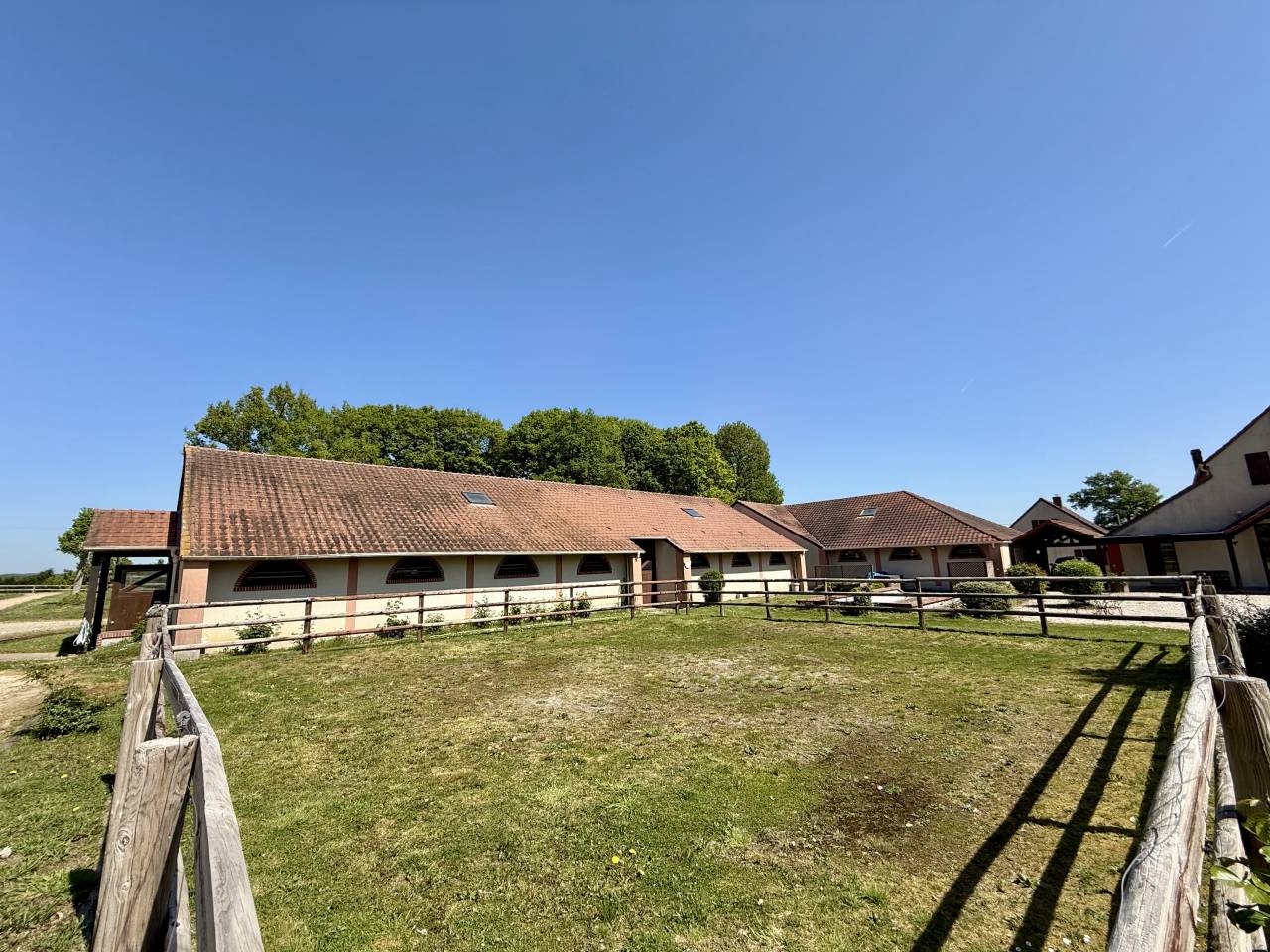 FORGES-LES-EAUX - RAVISSANTE PROPRIETE EQUESTRE