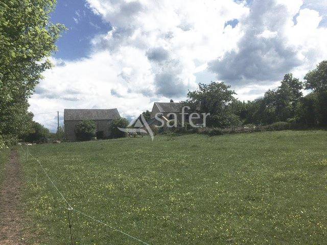 A dix minutes de Guéret, propriété bâtie avec environ 5 hect