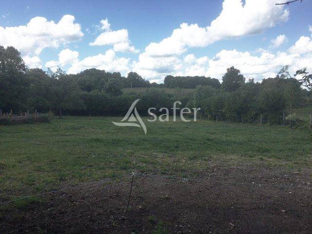 A dix minutes de Guéret, propriété bâtie avec environ 5 hect