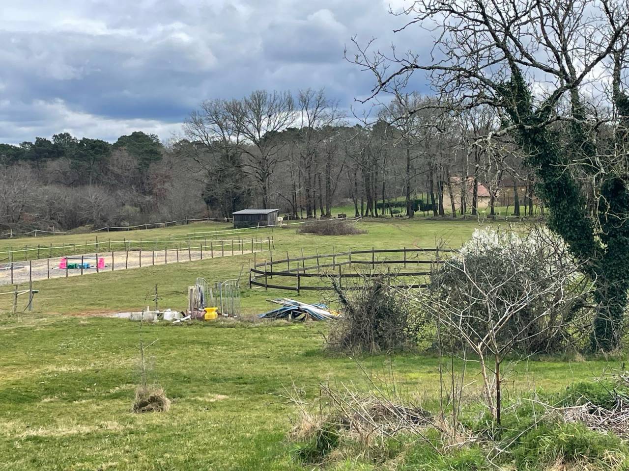 Propriété équestre sur 17 ha - 25 mn SARLAT LA C. (24)