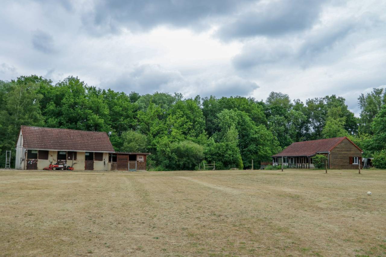Propriété équestre sur 1,9 ha à 10 mn de Bourges (18)