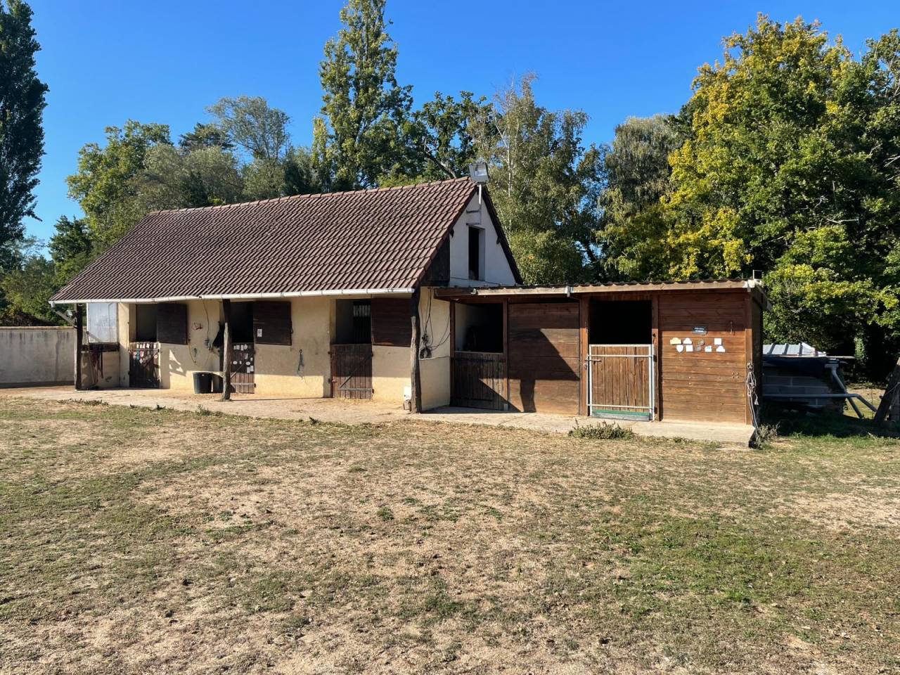 Propriété équestre sur 1,9 ha à 10 mn de Bourges (18)