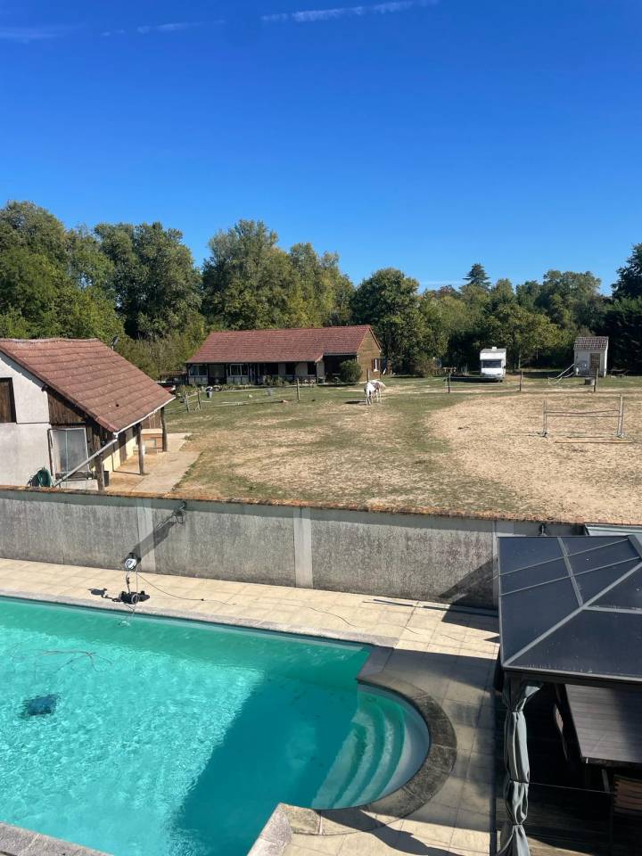 Propriété équestre sur 1,9 ha à 10 mn de Bourges (18)
