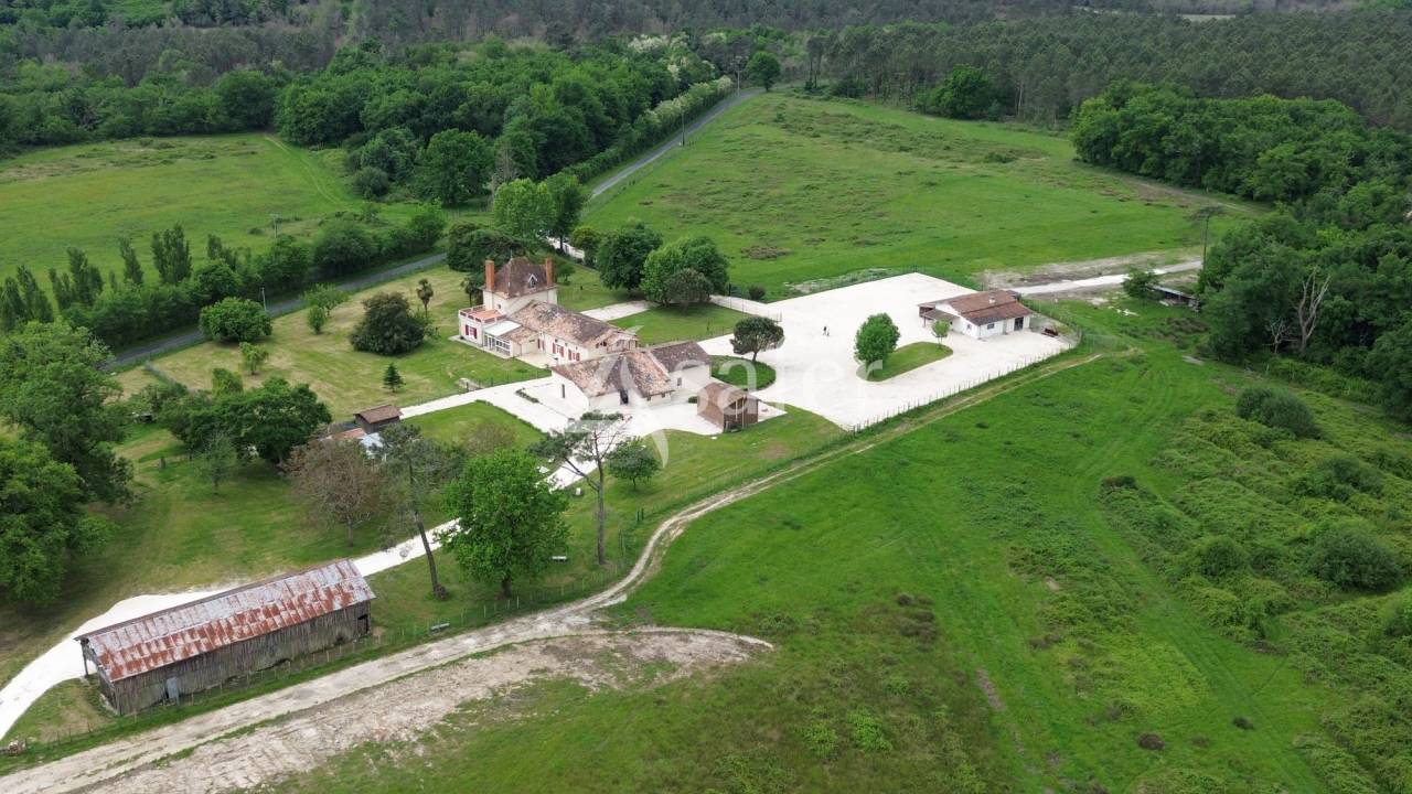 Enclos de chasse avec gîtes et salle de réception sur 100ha