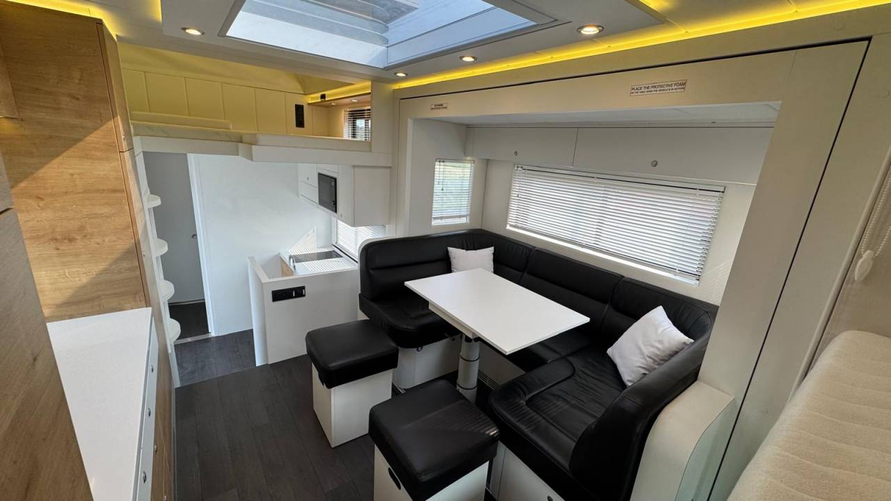 STX 6 CHEVAUX AVEC POP OUT, PUSH UP - VENDU