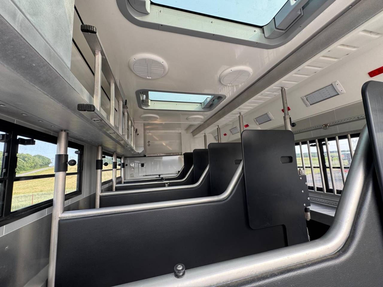 STX 6 CHEVAUX AVEC POP OUT, PUSH UP - VENDU