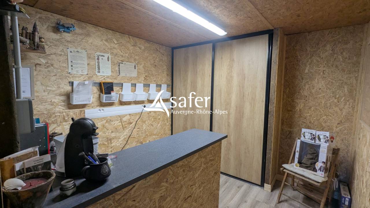 Centre &eacute;questre converti en &eacute;levage canin