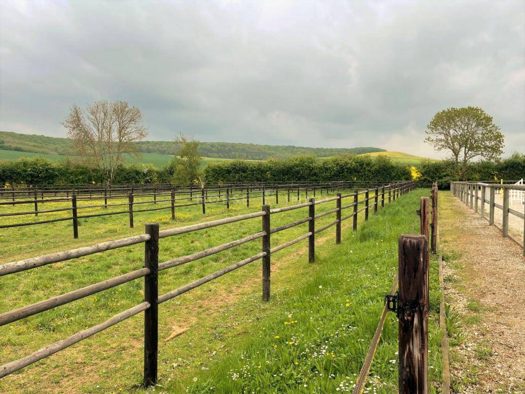 Très Belle Ecurie de Commerce à 10 kms de SENS