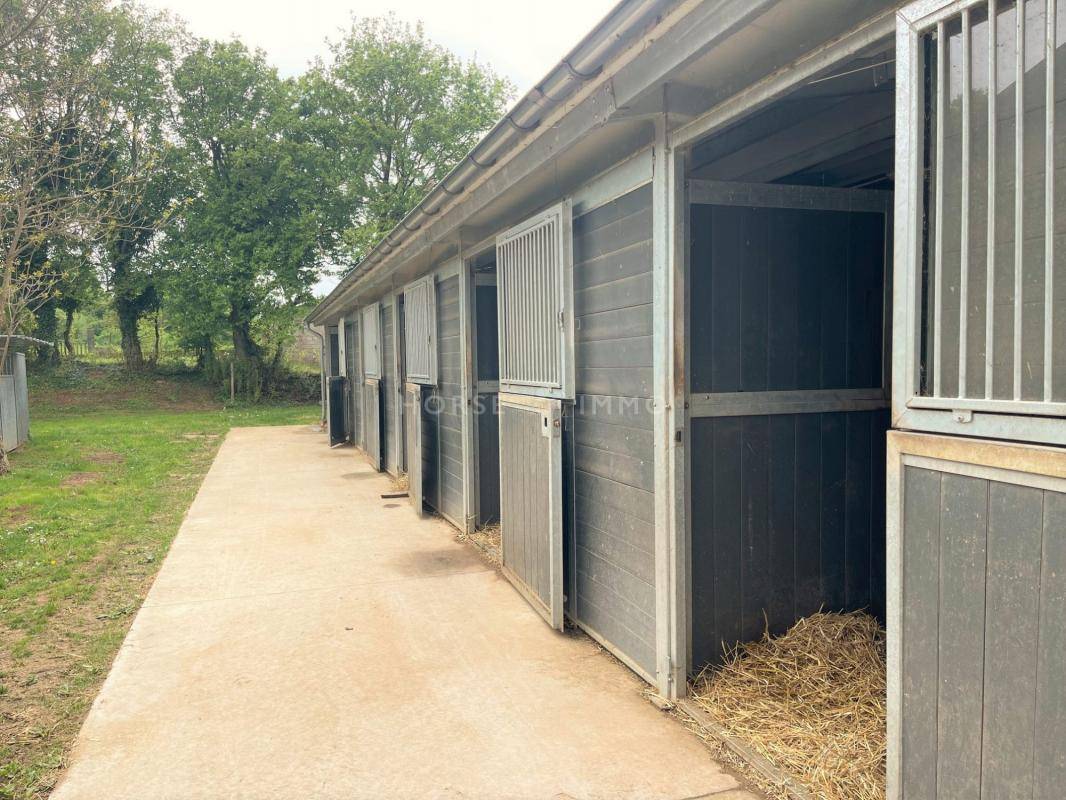 Très Belle Ecurie de Commerce à 10 kms de SENS