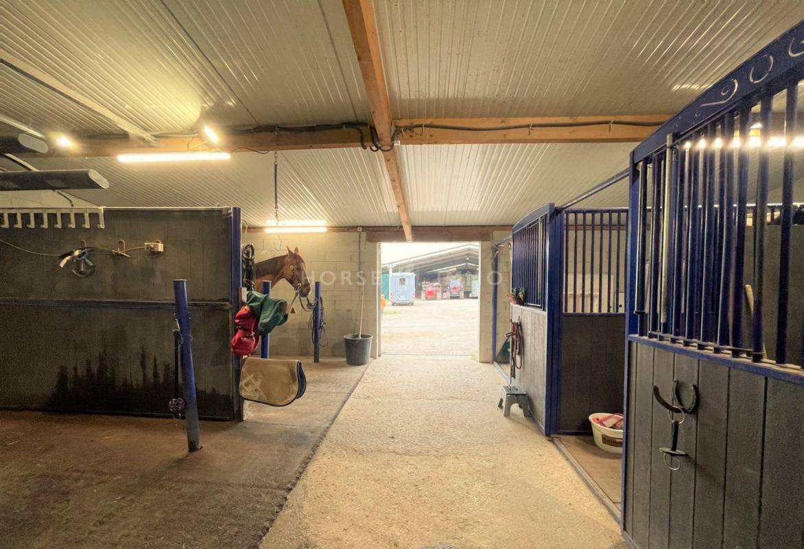 Très Belle Ecurie de Commerce à 10 kms de SENS