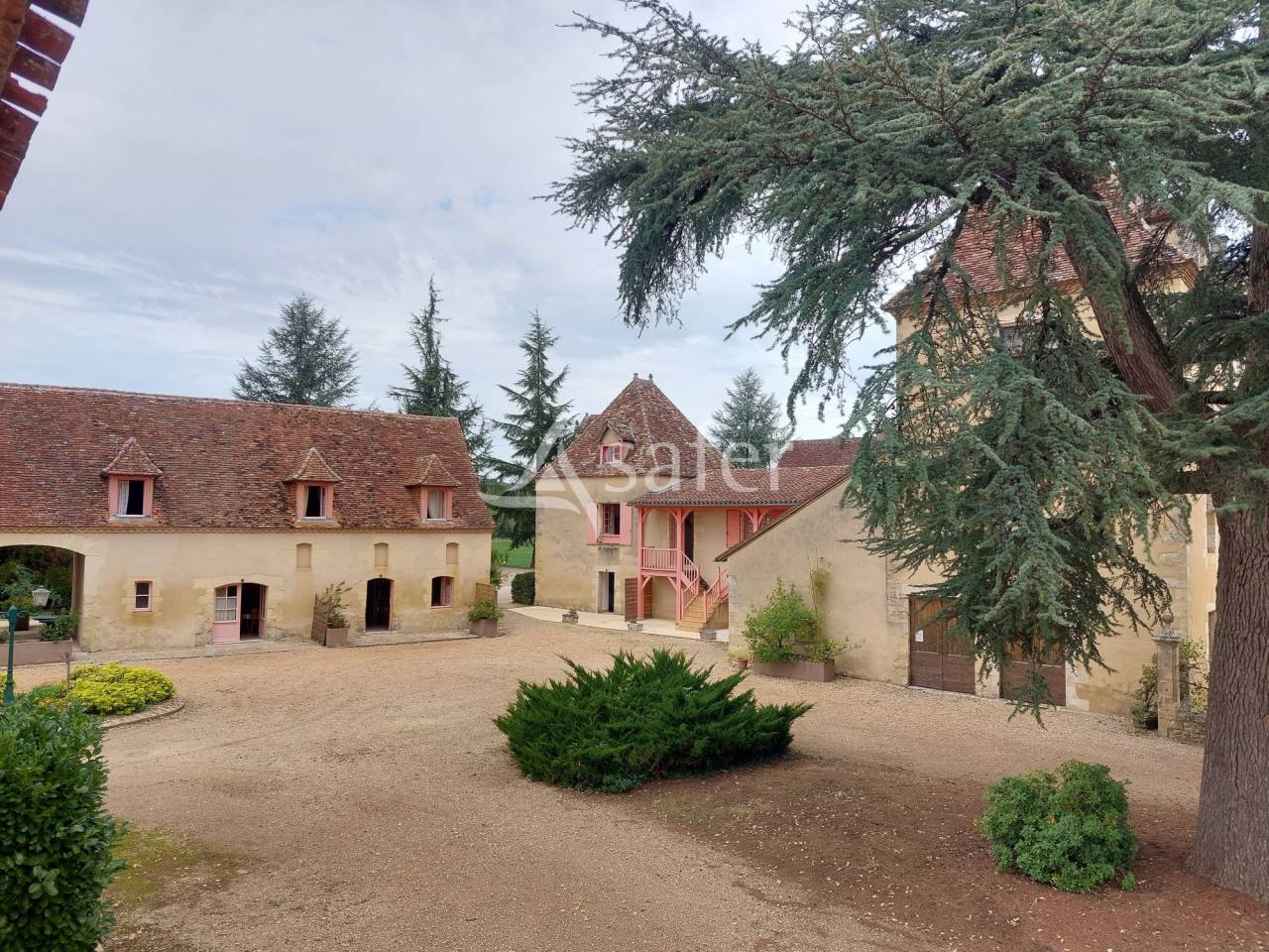 Domaine d'exception avec petit manoir et résidences de tourisme