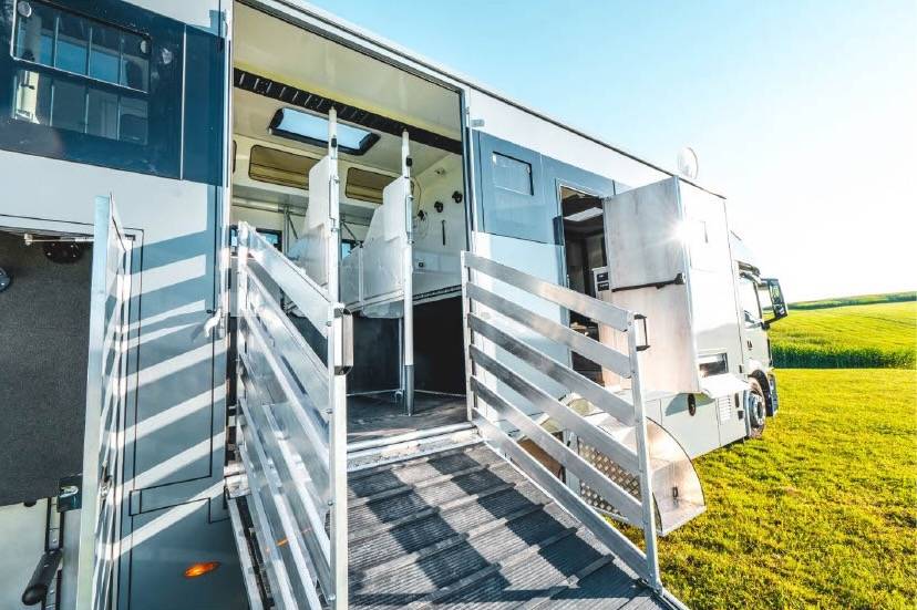 MAN TGM 18.320 HTI POP OUT 6 HORSES