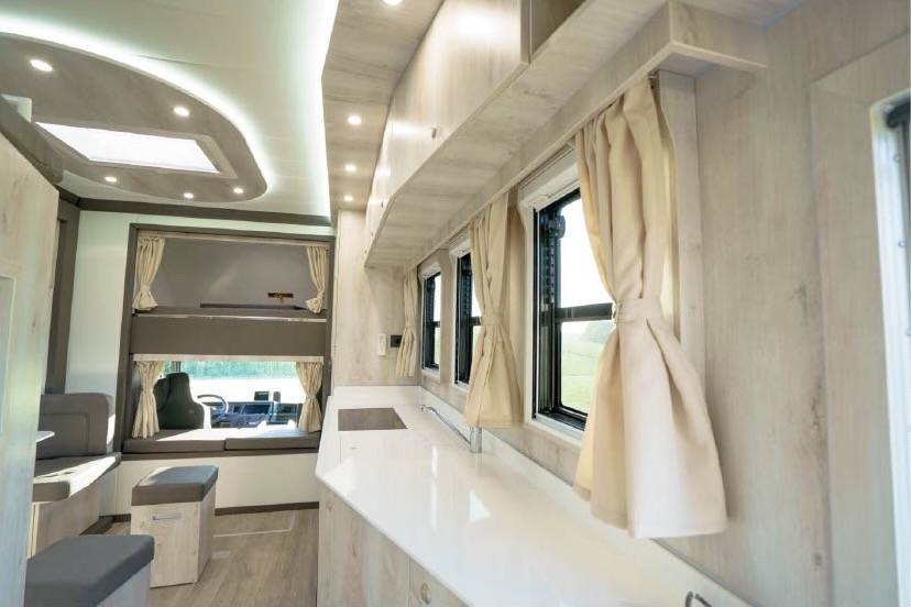 MAN TGM 18.320 HTI POP OUT 6 HORSES