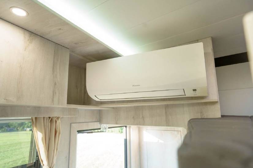 MAN TGM 18.320 HTI POP OUT 6 HORSES