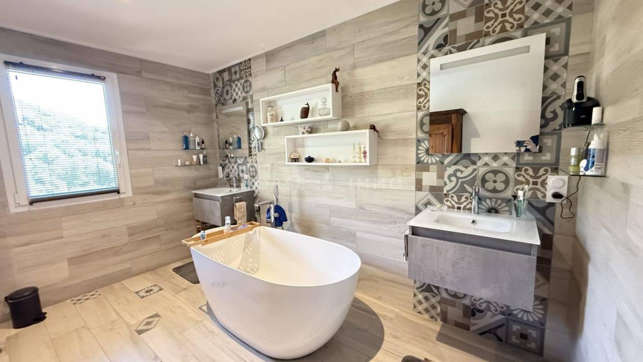 PROPRIÉTÉ DE CARACTÈRE AVEC INSTALLATIONS ÉQUESTRES