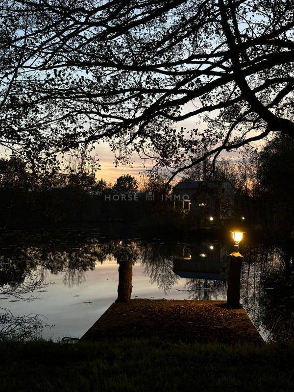 Domaine de caractère, avec gîtes, étang & installations éque