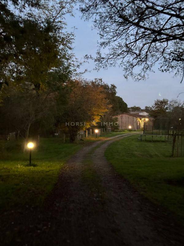 Domaine de caractère, avec gîtes, étang & installations éque