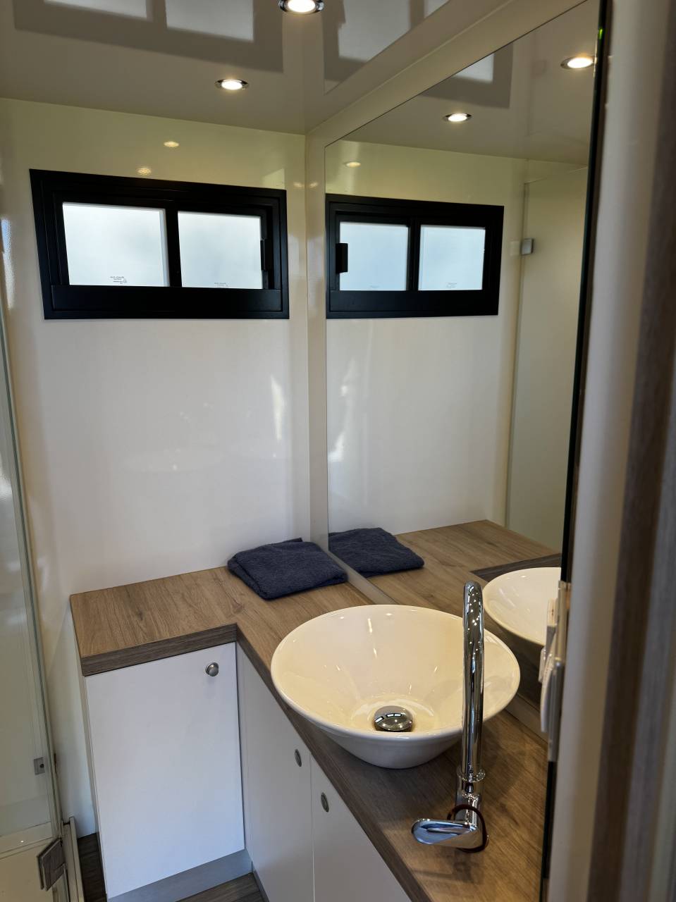 Semi remorque Chevaux AKX Mercedes actros 2023 Occasion