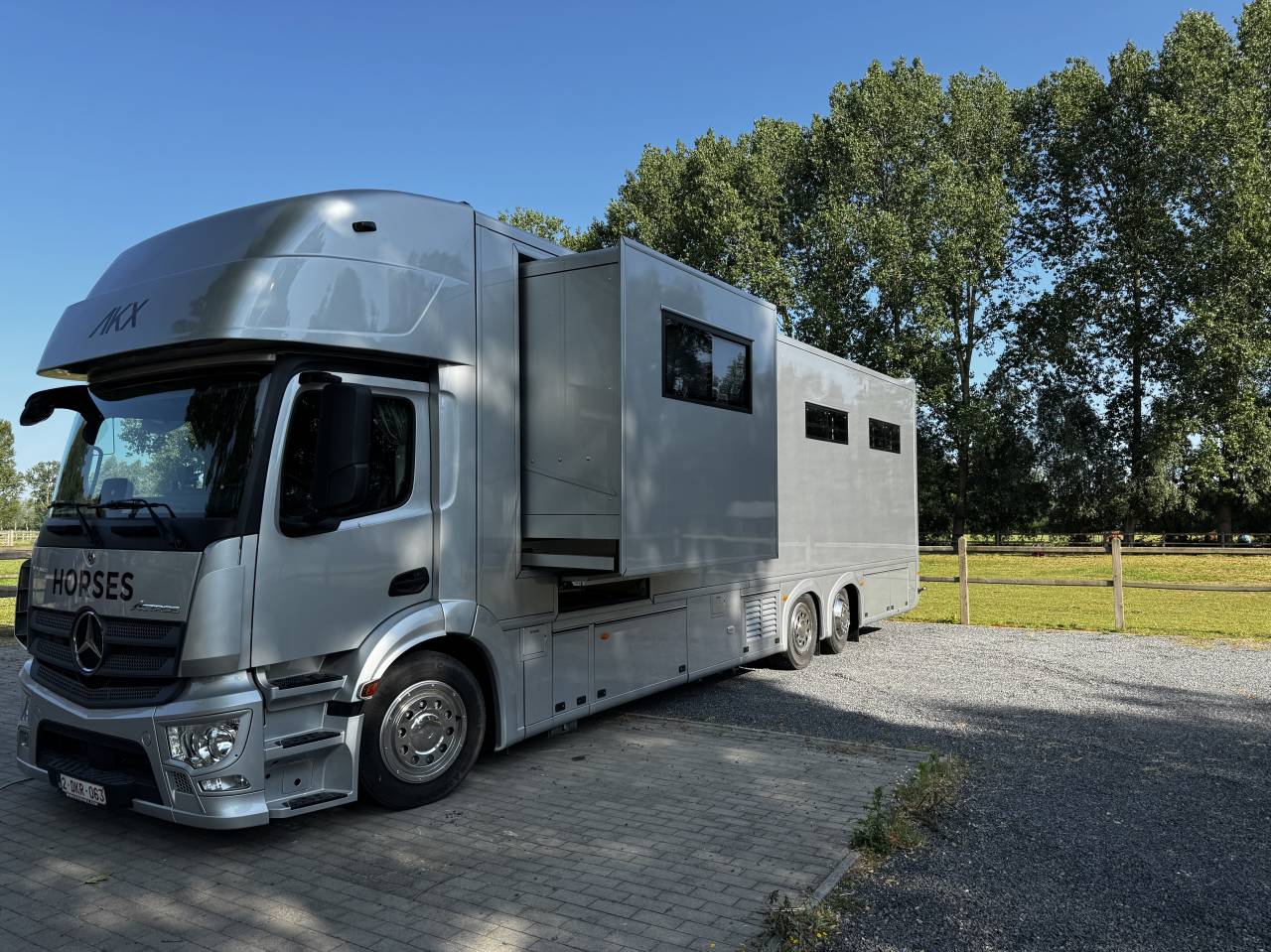 Semi remorque Chevaux AKX Mercedes actros 2023 Occasion