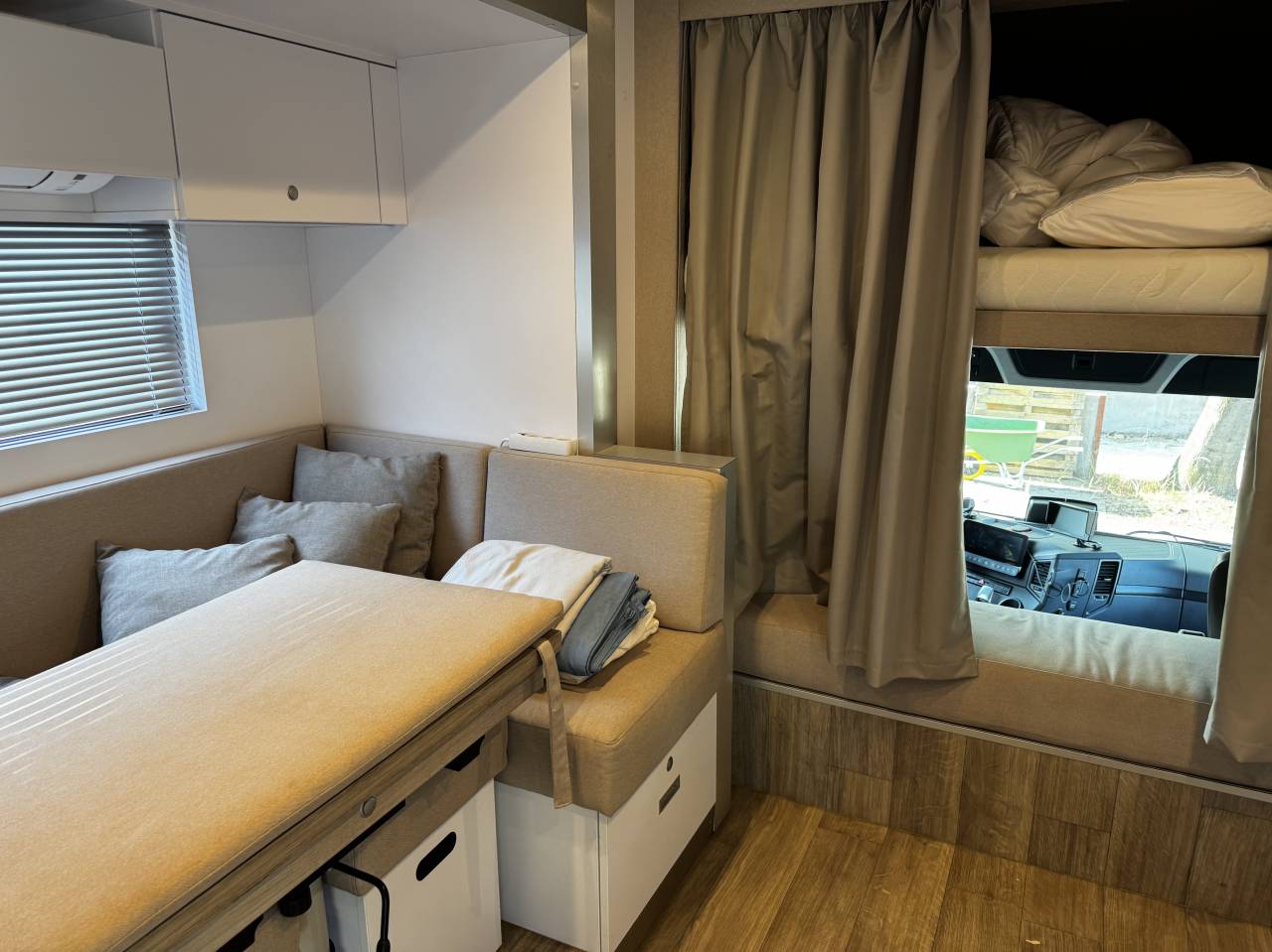 Semi remorque Chevaux AKX Mercedes actros 2023 Occasion