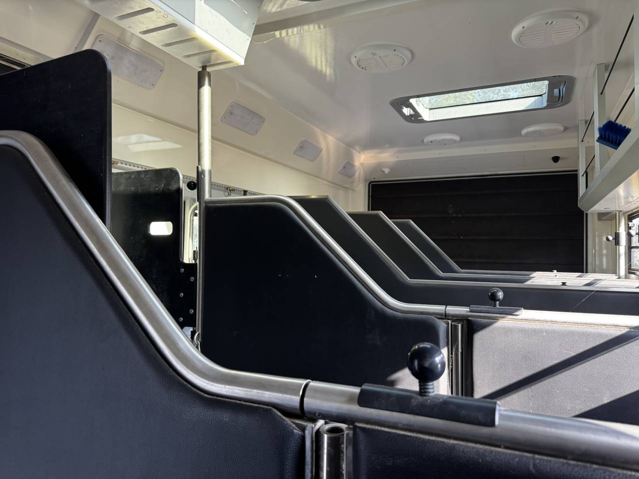 Semi remorque Chevaux AKX Mercedes actros 2023 Occasion