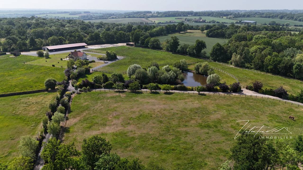 MÉZIDON VALLÉE D'AUGE - HARAS DE 10 HA EN PARFAIT ÉTAT