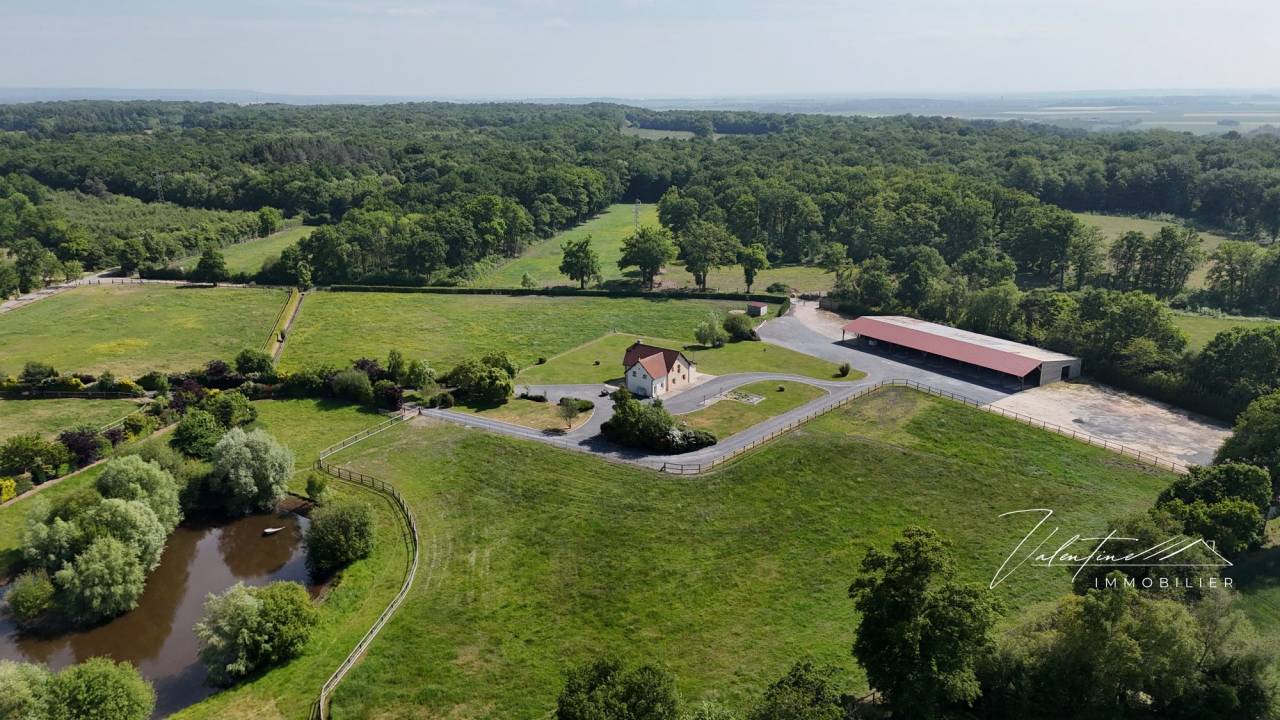 MÉZIDON VALLÉE D'AUGE - HARAS DE 10 HA EN PARFAIT ÉTAT